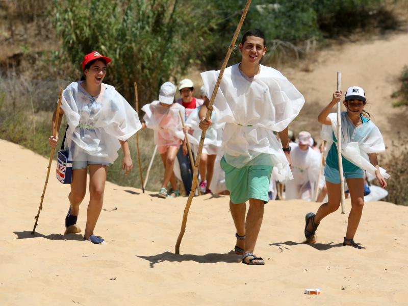 הצטרפו למשה רבנו וצאו להרפתקה של פעם בשנה... ביד מרדכי הכינו במיוחד בשבילכם פעילות מושקעת וארוכה שתחזיר אתכם אלפי שנים אחורה, כאילו גם אתם יצאתם ממצרים, עם שק מצות על הגב ומקל ביד. יציאת מצרים ביד מרדכי חול המועד פסח ראשון – שבת 5-11 באפריל 2015 בשמורת נחל שקמה נשחזר יחד, הורים וילדים את יציאת מצרים. בנוף קדומים של ארץ גושן, נתחפש לבני ישראל היוצאים מעבדות לחרות, ואף נכין מצות כשרות לפסח! כשנגיע לארץ המובטחת, תחכה לנו הפתעה נהדרת: ארץ זבת חלב ודבש! כאן נבקר את הדבורים בכוורת – הנפתחת מידי שעה, ונלקק דבש ט